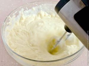 Манник на твороге с курагой в мультиварке