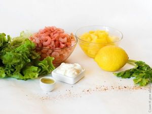 Салат с креветками и ананасами