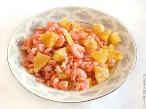 Салат с креветками и ананасами