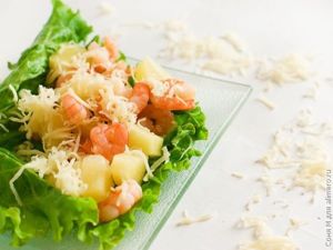 Салат с креветками и ананасами