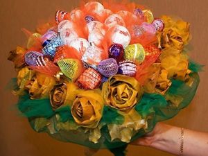 Данные розы можно скрутить из настоящих осенних листьев, а конфеты замотаны в сетку для оборачивания цветов. Данные розы можно скрутить из настоящих осенних листьев, а конфеты замотаны в сетку для оборачивания цветов.