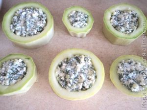 Кабачок фаршированный с творогом и зеленью