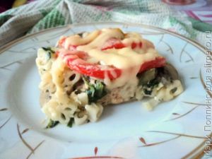 Запеканка из вермишели с грибами, с помидорами и шпинатом