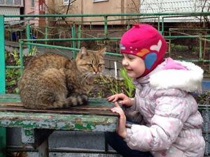 ребенок и кошка ребенок и кошка