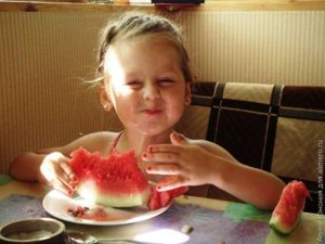 девочка ест арбуз девочка ест арбуз