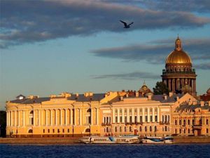 Северная столица России – это мосты, темная Нева, высокие крыши и старинные дворики. Многим Санкт-Петербург кажется слишком темным и депрессивным городом, на и здесь можно провести романтические каникулы, наслаждаясь искусством в Эрмитаже или гуляя по улицам. Северная столица России – это мосты, темная Нева, высокие крыши и старинные дворики. Многим Санкт-Петербург кажется слишком темным и депрессивным городом, на и здесь можно провести романтические каникулы, наслаждаясь искусством в Эрмитаже или гуляя по улицам.