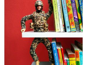 Еще один вариант держателя для книг. Необходимо фигурку разрезать на две части и приклеить каждую из них к краю полки. Готово! Еще один вариант держателя для книг. Необходимо фигурку разрезать на две части и приклеить каждую из них к краю полки. Готово!