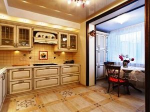 Интерьер кухни с балконом