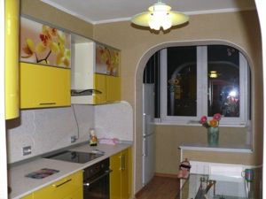 Интерьер кухни с балконом