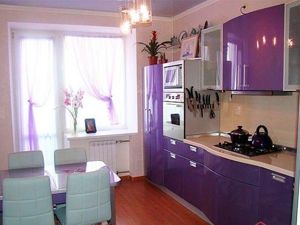 Интерьер кухни с балконом