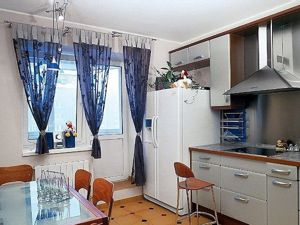 Интерьер кухни с балконом