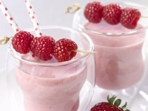 Коктейль из малины с кефиром. В блендере смешайте кефир, малину и сахар. Разлейте по стаканам и добавьте лед. Коктейль из малины с кефиром. В блендере смешайте кефир, малину и сахар. Разлейте по стаканам и добавьте лед.