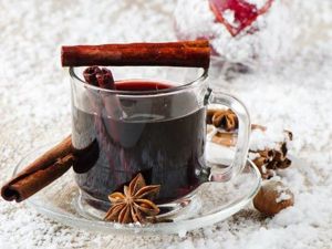 Глинтвейн с кофе и коньяком. Смешайте вино, кофе эспрессо (или просто крепкое кофе без гущи), коньяк или бренди, сахар и поставьте на умеренный огонь. Помешивайте, пока сахар не растворится. Доведите напиток до кипения и снимите с огня. Подавайте горячим. Глинтвейн с кофе и коньяком. Смешайте вино, кофе эспрессо (или просто крепкое кофе без гущи), коньяк или бренди, сахар и поставьте на умеренный огонь. Помешивайте, пока сахар не растворится. Доведите напиток до кипения и снимите с огня. Подавайте горячим.