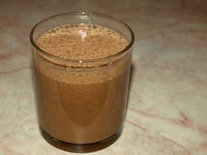 Шоколадный коктейль. С апельсина снять цедру, разделить на дольки. Из одной дольки выжать 1 чайную ложку сока. В шейкере или небольшом кувшине смешать ликер, водку, сок и полоску апельсиновой цедры. Хорошо перемешать. Шоколадный коктейль. С апельсина снять цедру, разделить на дольки. Из одной дольки выжать 1 чайную ложку сока. В шейкере или небольшом кувшине смешать ликер, водку, сок и полоску апельсиновой цедры. Хорошо перемешать.