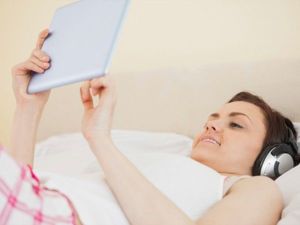 Ни в коем случае нельзя заносить в спальню современные цифровые устройства – ноутбуки, планшеты, смартфоны, электронные книги. Еще одна глава, еще один сайт или еще один пост в Фейсбуке – эти отговорки крадут у нас сон. Ни в коем случае нельзя заносить в спальню современные цифровые устройства – ноутбуки, планшеты, смартфоны, электронные книги. Еще одна глава, еще один сайт или еще один пост в Фейсбуке – эти отговорки крадут у нас сон.