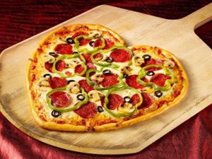 Если Вы хотите приготовить вкусную ароматную пиццу, используйте только свежие ингредиенты для начинки, замороженные продукты не дадут нужного аромата. Эти ингредиенты могут быть любыми на Ваш вкус, но согласно классическому варианту их должно быть не больше 3-4. Если Вы хотите приготовить вкусную ароматную пиццу, используйте только свежие ингредиенты для начинки, замороженные продукты не дадут нужного аромата. Эти ингредиенты могут быть любыми на Ваш вкус, но согласно классическому варианту их должно быть не больше 3-4.