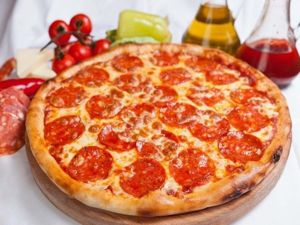 Пицца получится более вкусной, если противень для выпекания немного промазать оливковым маслом и припудрить мукой. Также сбрызнуть маслом необходимо и само тесто сверху – это будет препятствовать намоканию основы при сочной начинке. Если тесто смазывается томатным соусом, то сбрызгивать маслом его не нужно. Пицца получится более вкусной, если противень для выпекания немного промазать оливковым маслом и припудрить мукой. Также сбрызнуть маслом необходимо и само тесто сверху – это будет препятствовать намоканию основы при сочной начинке. Если тесто смазывается томатным соусом, то сбрызгивать маслом его не нужно.