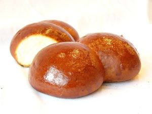 Тесто после замешивания надо слегка присыпать мукой и поставить в теплое место, чтобы оно подошло, обязательно покрыв посуду с тестом полотенцем или салфеткой, но не крышкой. Тесто после замешивания надо слегка присыпать мукой и поставить в теплое место, чтобы оно подошло, обязательно покрыв посуду с тестом полотенцем или салфеткой, но не крышкой.
