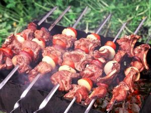 Мариновать шашлык следует обязательно в эмалированной посуде. Мариновать шашлык следует обязательно в эмалированной посуде.