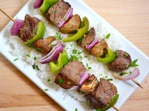 Ставить шашлык нужно на угли серого цвета. Красные угли сожгут мясо, черные — признак догорания. Идеальное расстояние от углей — 7–11 см. Ставить шашлык нужно на угли серого цвета. Красные угли сожгут мясо, черные — признак догорания. Идеальное расстояние от углей — 7–11 см.