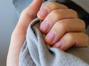 Еще одно средство для укрепления ногтей из лимона и соли. Столовая ложка отжатого лимонного сока смешивается с несколькими щепотками соли. Наносить средство на ногти при помощи кисточки. После 15 минут укрепления смыть водой. Еще одно средство для укрепления ногтей из лимона и соли. Столовая ложка отжатого лимонного сока смешивается с несколькими щепотками соли. Наносить средство на ногти при помощи кисточки. После 15 минут укрепления смыть водой.