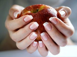 Ухаживаем за ногтями и руками с помощью масок из ягод: смородина, брусника или клюква. Ягодой натрите ноготь и кожу на руках, оставьте на 10-15 минут, смойте водой. Ухаживаем за ногтями и руками с помощью масок из ягод: смородина, брусника или клюква. Ягодой натрите ноготь и кожу на руках, оставьте на 10-15 минут, смойте водой.