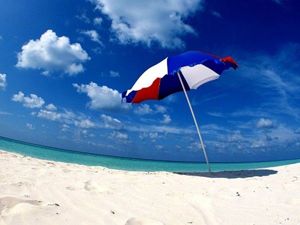 Обязательно носите шляпы, панамы или любые другие головные уборы, защищающие голову от солнечного удара. Особенно рекомендуется защищать голову обладателям светлых волос. Обязательно носите шляпы, панамы или любые другие головные уборы, защищающие голову от солнечного удара. Особенно рекомендуется защищать голову обладателям светлых волос.