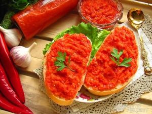 5 кг спелых помидоров, 5-6 головок чеснока, 100 г соли, 1 острый перец, 6 больших корней хрена, сладкий перец. Все пропустить через мясорубку, размешать и разложить по емкостям, хранить в холодильнике. 5 кг спелых помидоров, 5-6 головок чеснока, 100 г соли, 1 острый перец, 6 больших корней хрена, сладкий перец. Все пропустить через мясорубку, размешать и разложить по емкостям, хранить в холодильнике.