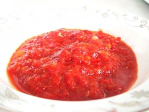 5 кг помидоров, 2 кг яблок, 2 кг моркови, 2 кг сладкого перца, 300 г горького перца, 300 г чеснока, 1 л раст. масла, 2-3 ст. л. соли. Все пропустить через мясорубку, добавить соль, масло и варить 2 часа. Закрывать в стерилизованные банки. 5 кг помидоров, 2 кг яблок, 2 кг моркови, 2 кг сладкого перца, 300 г горького перца, 300 г чеснока, 1 л раст. масла, 2-3 ст. л. соли. Все пропустить через мясорубку, добавить соль, масло и варить 2 часа. Закрывать в стерилизованные банки.