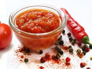 Помидоры и яблоки очистить от кожицы, перец нарезать, чеснок разделить на дольки, мелко порезать, все пропустить через мясорубку (кроме чеснока), залить раст. маслом и томить на среднем огне около 2 часов. За 10-15 минут до готовности добавить чеснок, дать прокипеть, в горячем виде разлить в простерилизованные банки и укупорить. 1,5 кг помидоров, по 0,5 кг моркови, красного сладкого болгарского перца и яблок, 300 г чеснока, 3-4 стручка горького перца, 0,5 л раст. масла. Помидоры и яблоки очистить от кожицы, перец нарезать, чеснок разделить на дольки, мелко порезать, все пропустить через мясорубку (кроме чеснока), залить раст. маслом и томить на среднем огне около 2 часов. За 10-15 минут до готовности добавить чеснок, дать прокипеть, в горячем виде разлить в простерилизованные банки и укупорить. 1,5 кг помидоров, по 0,5 кг моркови, красного сладкого болгарского перца и яблок, 300 г чеснока, 3-4 стручка горького перца, 0,5 л раст. масла.