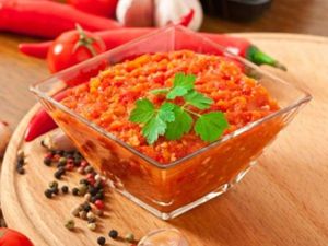 5 кг помидоров, 1 кг моркови, 1 кг болгарского перца, 5-10 шт.горького перца, 0,5 кг лука, 0,5 л раст. масла, 5-7 головок чеснока, соль. Все пропустить через мясорубку и варить 2 часа. 5 кг помидоров, 1 кг моркови, 1 кг болгарского перца, 5-10 шт.горького перца, 0,5 кг лука, 0,5 л раст. масла, 5-7 головок чеснока, соль. Все пропустить через мясорубку и варить 2 часа.