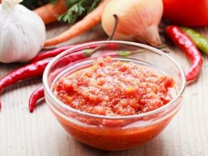 5 кг помидоров, 1 кг сладкого перца, 0,5 кг хрена, 300 г чеснока, 16 штук горького перца, 2 стак. уксуса, 2 стак. сахара, 1 стак. соли. Внутренность перца не вычищать, удалить только зеленые хвостики, а семена оставить. Все пропустить через мясорубку, добавить уксус, сахар и соль. Дать постоять 50 минут, потом разлить в чистую посуду. Варить не надо, хранить без холодильника. 5 кг помидоров, 1 кг сладкого перца, 0,5 кг хрена, 300 г чеснока, 16 штук горького перца, 2 стак. уксуса, 2 стак. сахара, 1 стак. соли. Внутренность перца не вычищать, удалить только зеленые хвостики, а семена оставить. Все пропустить через мясорубку, добавить уксус, сахар и соль. Дать постоять 50 минут, потом разлить в чистую посуду. Варить не надо, хранить без холодильника.
