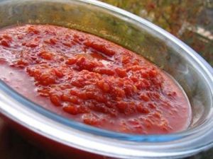 2,5 кг помидоров, 1 кг яблок (антоновка), 1 кг моркови, 1 кг сладкого перца, 1 стак. сахара, 1 стак. раст. масла, 3 стручка горького перца, 200 г измельченного чеснока, соль. Помидоры, яблоки, морковь и сладкий перец пропустить через мясорубку с мелкой решеткой и кипятить 1 час. После кипячения добавить сахар, подсолнечное масло, горький перец, чеснок и соль. Не кипятить, только довести до кипения. Горького перца можно положить больше или меньше (по вкусу). 2,5 кг помидоров, 1 кг яблок (антоновка), 1 кг моркови, 1 кг сладкого перца, 1 стак. сахара, 1 стак. раст. масла, 3 стручка горького перца, 200 г измельченного чеснока, соль. Помидоры, яблоки, морковь и сладкий перец пропустить через мясорубку с мелкой решеткой и кипятить 1 час. После кипячения добавить сахар, подсолнечное масло, горький перец, чеснок и соль. Не кипятить, только довести до кипения. Горького перца можно положить больше или меньше (по вкусу).