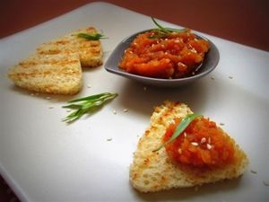 1 кг стручкового сухого острого красного перца, 50-70 г семян кориандра, 100 г хмели-сунели, немного молотой корицы, 200 г грецких орехов, 300-400 г крупной соли, 300 г чеснока. Острый красный перец замочить на час. Добавить кориандр, хмели-сунели, корицу, орехи, чеснок и соль. Пропустить 3-4 раза через мясорубку с мелкой решеткой. Хранить в любом месте, при любой температуре, но желательно в закрытой посуде, иначе высыхает. Смешанная с солью аджика хороша для обмазывания курицы или мяса перед жаркой в духовке. 1 кг стручкового сухого острого красного перца, 50-70 г семян кориандра, 100 г хмели-сунели, немного молотой корицы, 200 г грецких орехов, 300-400 г крупной соли, 300 г чеснока. Острый красный перец замочить на час. Добавить кориандр, хмели-сунели, корицу, орехи, чеснок и соль. Пропустить 3-4 раза через мясорубку с мелкой решеткой. Хранить в любом месте, при любой температуре, но желательно в закрытой посуде, иначе высыхает. Смешанная с солью аджика хороша для обмазывания курицы или мяса перед жаркой в духовке.