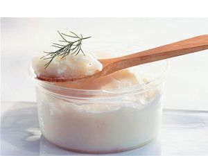 Лук с гусиным жиром. Натрите на тёрке луковицу, и смешайте с жиром. Данную смесь втирают в область шеи и в грудь. Затем укутываются теплым шарфом и одеялом. Лук с гусиным жиром. Натрите на тёрке луковицу, и смешайте с жиром. Данную смесь втирают в область шеи и в грудь. Затем укутываются теплым шарфом и одеялом.