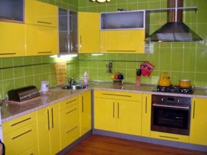 Если вы не любите яркую кухонную мебель, можно, наоборот, мебель сделать спокойных оттенков, а стены и окружающий интерьер оживить яркими красками и декором. Если вы не любите яркую кухонную мебель, можно, наоборот, мебель сделать спокойных оттенков, а стены и окружающий интерьер оживить яркими красками и декором.