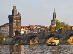 Карлов мост называют жемчужиной Чехии. Его великолепные сказочные фигуры создают атмосферу волшебства. По поверью, если мужчина перенесет свою половинку через весь мост, то они будут невероятно счастливы. Карлов мост называют жемчужиной Чехии. Его великолепные сказочные фигуры создают атмосферу волшебства. По поверью, если мужчина перенесет свою половинку через весь мост, то они будут невероятно счастливы.