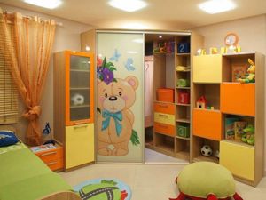 Шкаф-купе в интерьере детской комнаты
