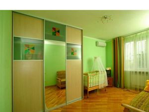 Шкаф-купе в интерьере детской комнаты
