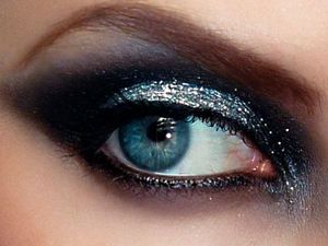 6. Во время макияжа smoky eyes темные тени могут осыпаться, поэтому консилер под глаза используйте после теней, но до туши. 6. Во время макияжа smoky eyes темные тени могут осыпаться, поэтому консилер под глаза используйте после теней, но до туши.
