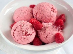 Малиновое мороженое. 100 г сахара, 200 г малины, 1 ч.л. лимонного сока, 500 г йогурта. Перемешать в блендере малину, сахар и лимонный сок, а затем добавить йогурт. Перелить в контейнер и заморозить. Малиновое мороженое. 100 г сахара, 200 г малины, 1 ч.л. лимонного сока, 500 г йогурта. Перемешать в блендере малину, сахар и лимонный сок, а затем добавить йогурт. Перелить в контейнер и заморозить.