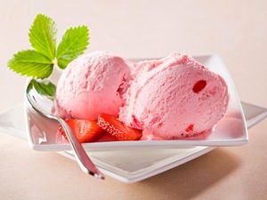 Клубничное мороженое. 500 г клубники, 3 яйца, 300 г сливок, 150 г сахара. Клубнику протереть через сито. Яичные желтки растереть с сахаром. Сливки взбить и соединить с клубничной массой и желтками. Полученной массой заполнить вазочки и заморозить. Перед подачей украсить клубникой. Клубничное мороженое. 500 г клубники, 3 яйца, 300 г сливок, 150 г сахара. Клубнику протереть через сито. Яичные желтки растереть с сахаром. Сливки взбить и соединить с клубничной массой и желтками. Полученной массой заполнить вазочки и заморозить. Перед подачей украсить клубникой.