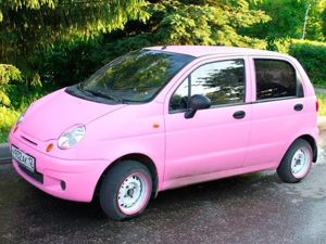 Daewoo Matiz. Основное достоинство этой машины заключаются в том, что она имеет небольшой размер и низкую цену. Данная машина отлично подходит, как вариант первого автомобиля. Daewoo Matiz. Основное достоинство этой машины заключаются в том, что она имеет небольшой размер и низкую цену. Данная машина отлично подходит, как вариант первого автомобиля.
