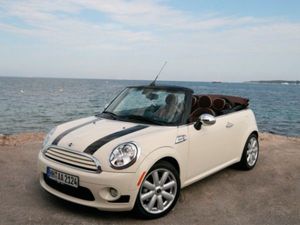 Mini Cooper. Маленький, но очень харизматичный автомобиль с богатой историей и динамичным характером. Его владелицу можно назвать по-настоящему стильной девушкой, а не доверчивой жертвой моды. Mini Cooper. Маленький, но очень харизматичный автомобиль с богатой историей и динамичным характером. Его владелицу можно назвать по-настоящему стильной девушкой, а не доверчивой жертвой моды.