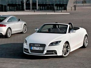 Audi TT. При виде этой маленькой спортивной машины наше воображение рисует образ молодой и активной девушки, которая привыкла находиться в центре внимания и ни секунды не может усидеть на месте. Audi TT. При виде этой маленькой спортивной машины наше воображение рисует образ молодой и активной девушки, которая привыкла находиться в центре внимания и ни секунды не может усидеть на месте.
