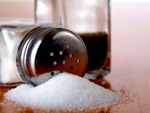 7. Сначала посыпьте пятно солью, подождите, пока чернила впитаются, после чего пройдитесь щеткой по этой области, чтобы очистить ее от грязной соли. Затем смочите ватный тампон лимонным соком и хорошенько пропитайте им пятно. Обычно этого достаточно, но для полного исчезновения чернил мы рекомендуем смочить губку в скипидаре и протереть ей участок. 7. Сначала посыпьте пятно солью, подождите, пока чернила впитаются, после чего пройдитесь щеткой по этой области, чтобы очистить ее от грязной соли. Затем смочите ватный тампон лимонным соком и хорошенько пропитайте им пятно. Обычно этого достаточно, но для полного исчезновения чернил мы рекомендуем смочить губку в скипидаре и протереть ей участок.
