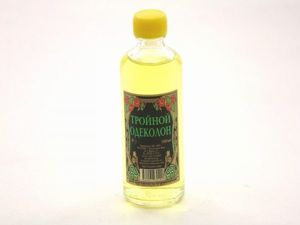 14. Тройной одеколон. При помощи этого широко распространенного в недавнем прошлом средства можно также очистить вещь от следов ручки и фломастера. 14. Тройной одеколон. При помощи этого широко распространенного в недавнем прошлом средства можно также очистить вещь от следов ручки и фломастера.