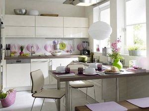 Интерьер кухни с барной стойкой