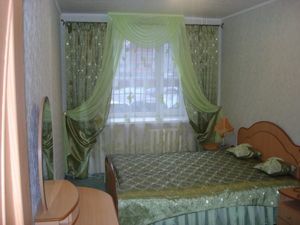 Зеленые шторы в интерьере