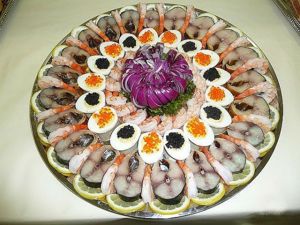 А можно использовать и разные виды морепродуктов – рыбу, икру и креветки. А можно использовать и разные виды морепродуктов – рыбу, икру и креветки.